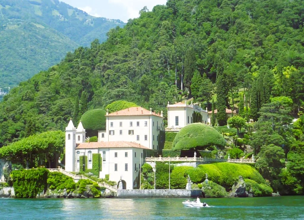 Historische Villa und gestaltete Gärten am Ufer des Comer Sees.