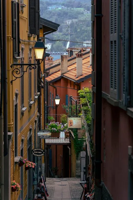 Enge Gasse mit bunten Fassaden zum Comer See hin