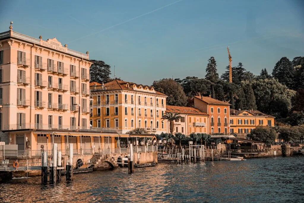 Façades d'hôtels colorés et pontons sur la baie du Lac de Côme