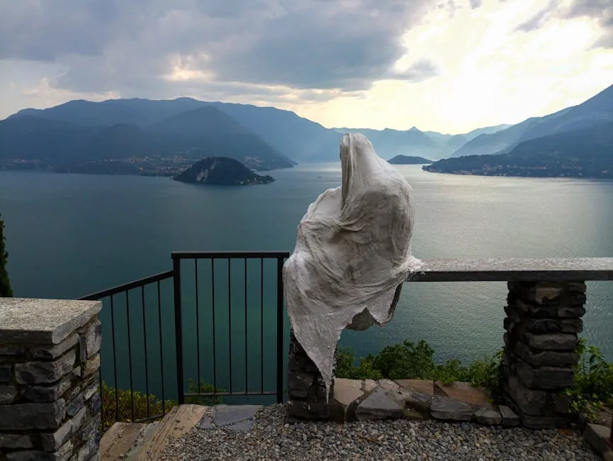 Sculpture blanche sur balcon avec vue panoramique du Lac de Côme