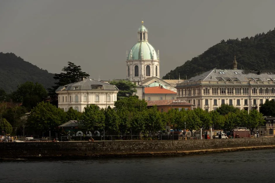 Panorama de la cathédrale de Côme depuis les rives du lac de Côme