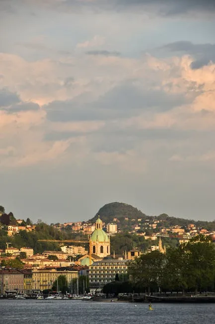 Silhouette de la cathédrale de Côme au coucher, vue sur le lac de Côme