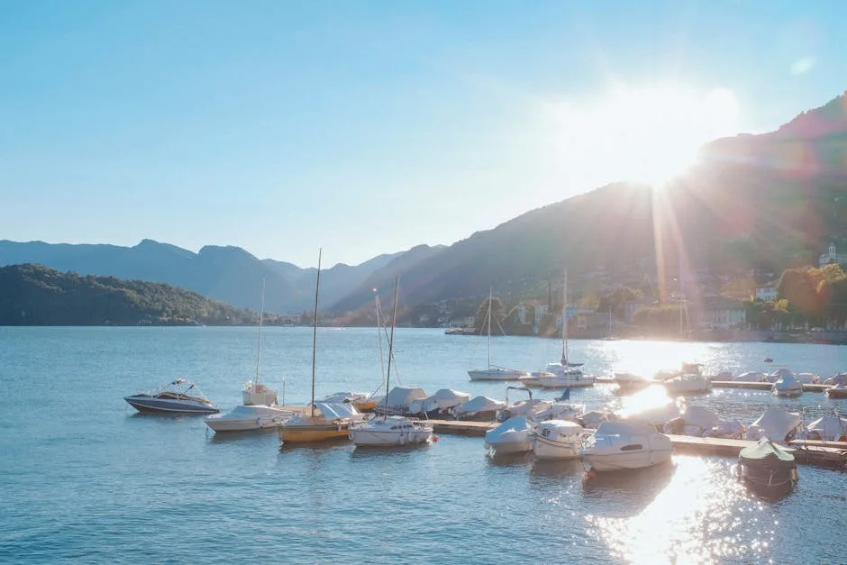 Ankernde Boote auf dem Comer See bei strahlendem Sonnenschein