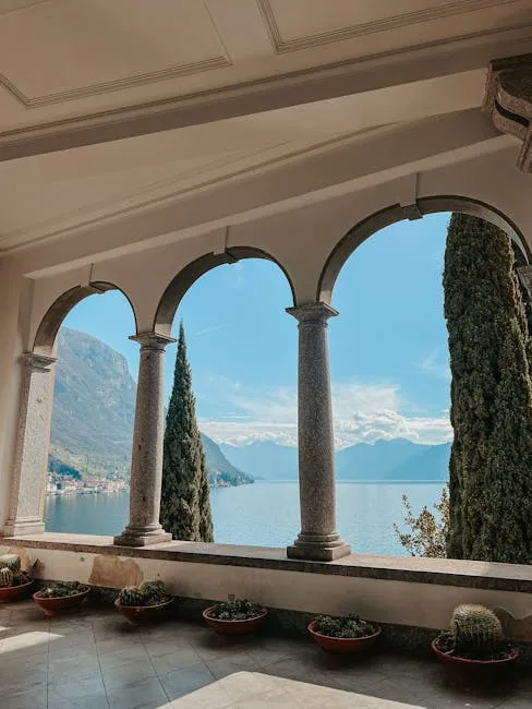 Arkadenloge mit Säulen und Blick auf den Comer See