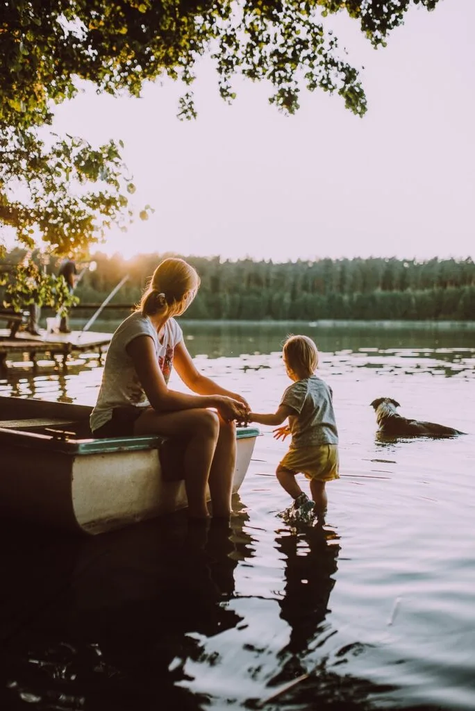 Mutter und Kind spielen am Ufer des Comer Sees