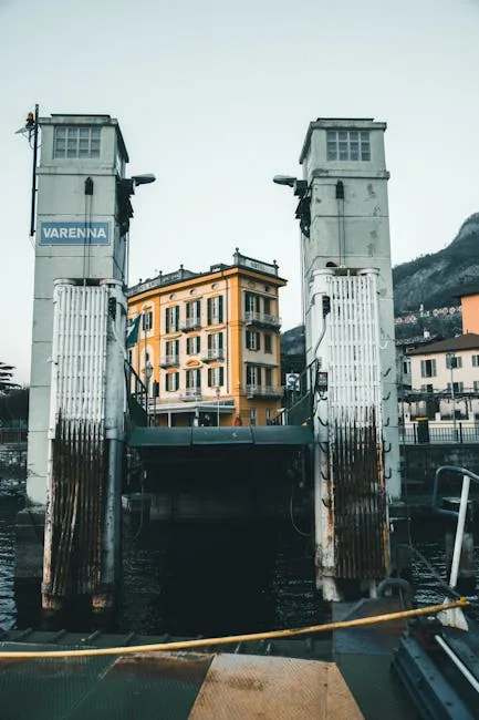 Quai d'embarquement marqué Varenna avec bâtiment jaune sur le Lac de Côme
