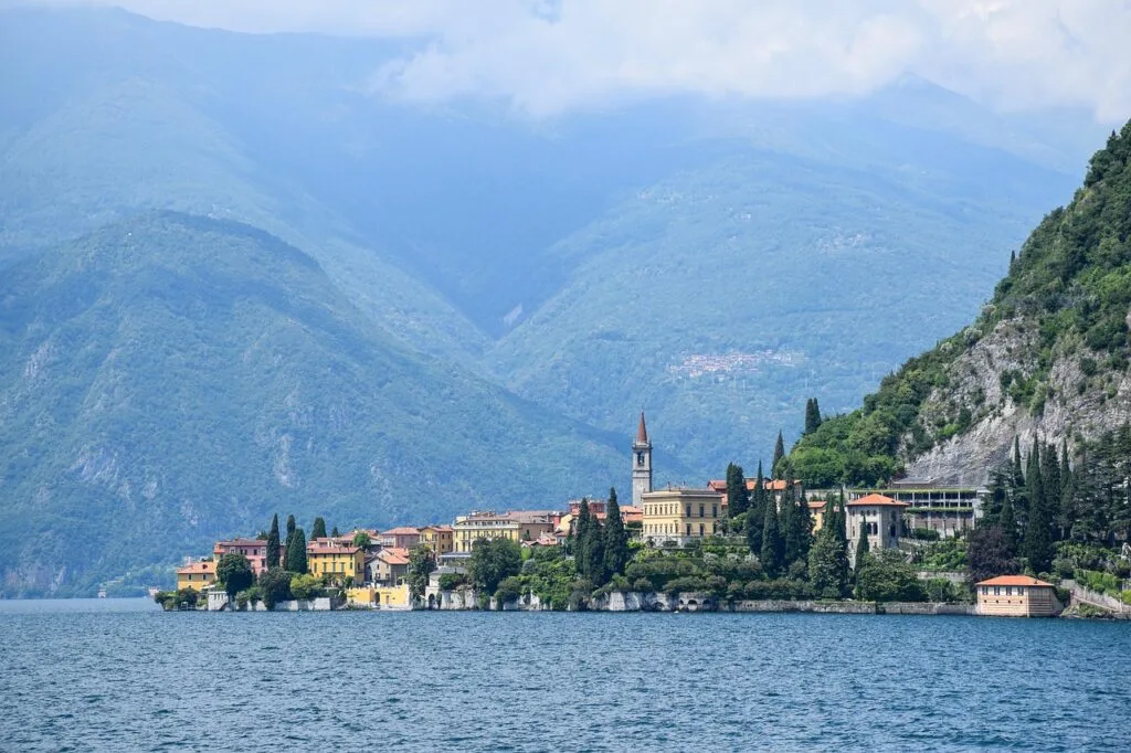 Varenna-Halbinsel am Comer See vor hohen, grünen Bergen
