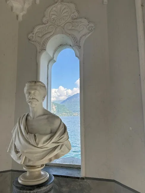 Buste en marbre encadrant la vue sur le Lac de Côme depuis Villa Monastero