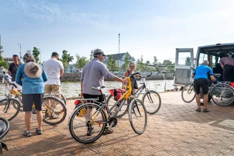 Ferries pour cyclistes au d Lac-come travel tourism landmark