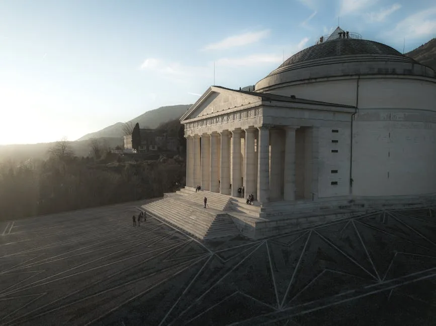Neoklassizistisches Denkmal in Como, großes Gebäude mit Säulen und Kuppel