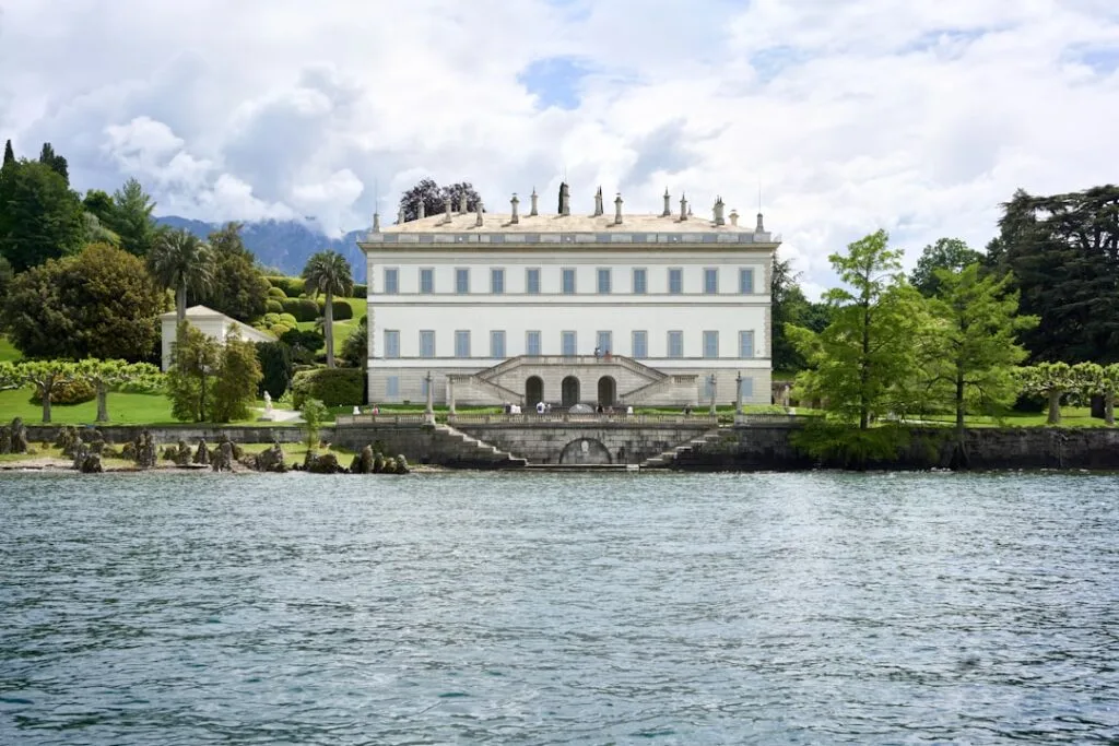 Villa néoclassique et jardins en bordure du Lac de Côme