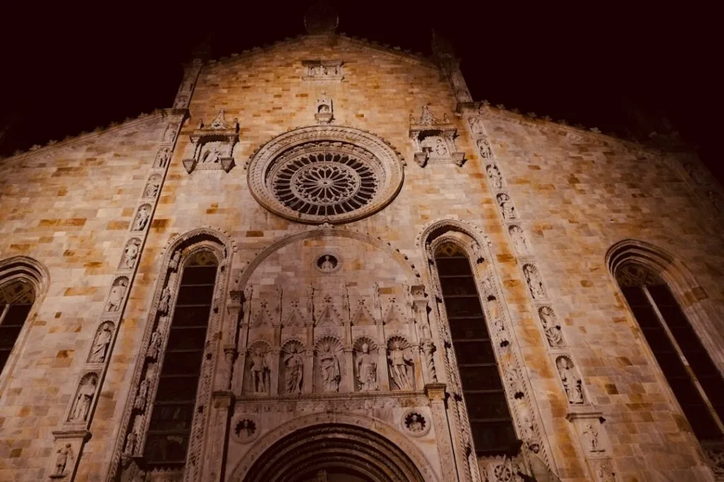 Gothische Fassade des Doms von Como mit Rosette, beleuchtet