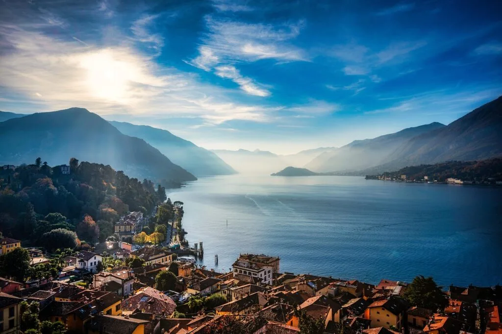 Panorama des Comer Sees, umgeben von Bergen und bunten Dächern