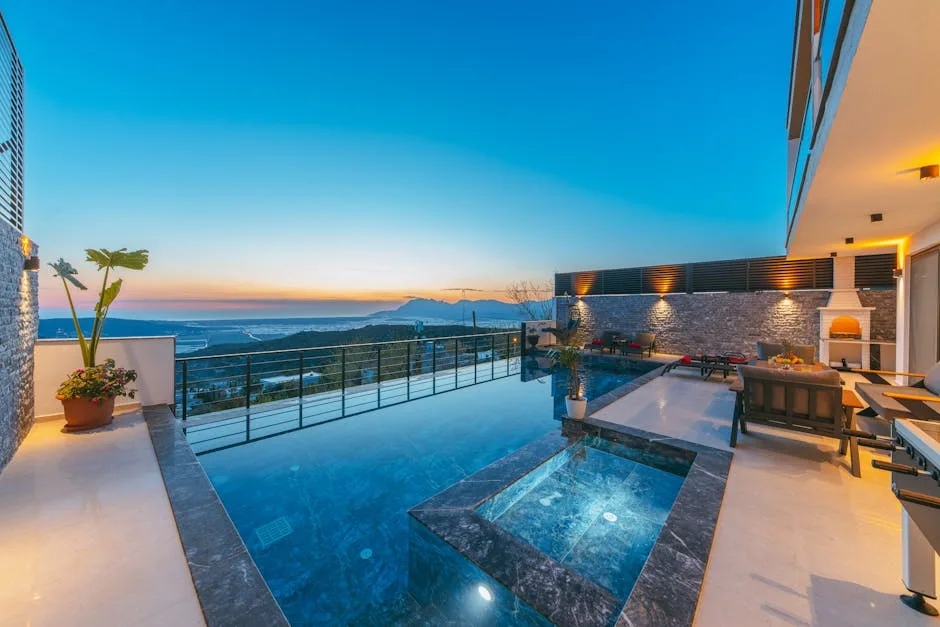 Infinity-Pool mit Terrasse und Abendhimmel über dem Comer See