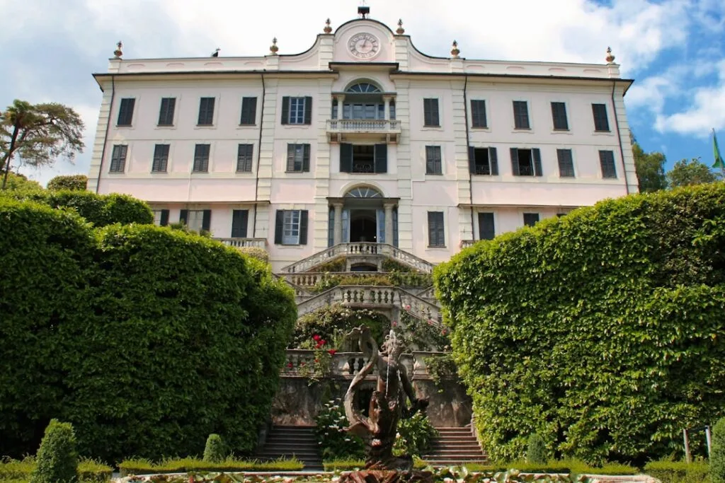 Fassade einer aristokratischen Villa mit Treppe und Hecken am Comer See
