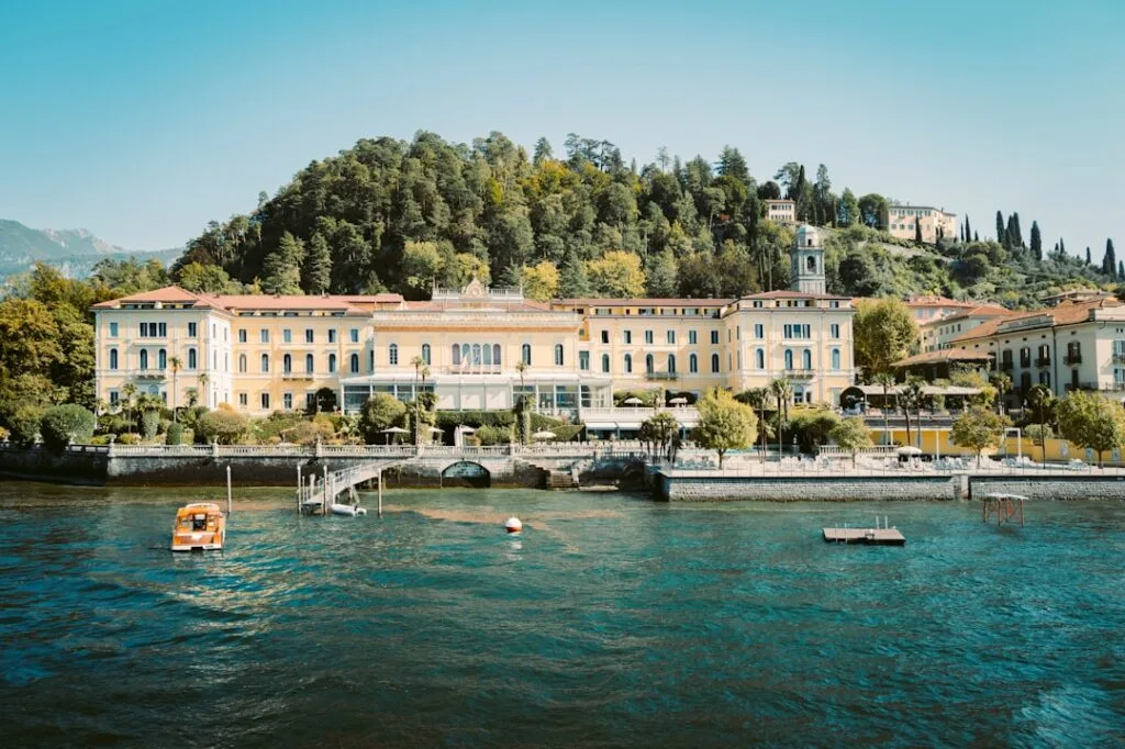 Prächtiges palaisartiges Gebäude mit Anlegesteg am Comer See